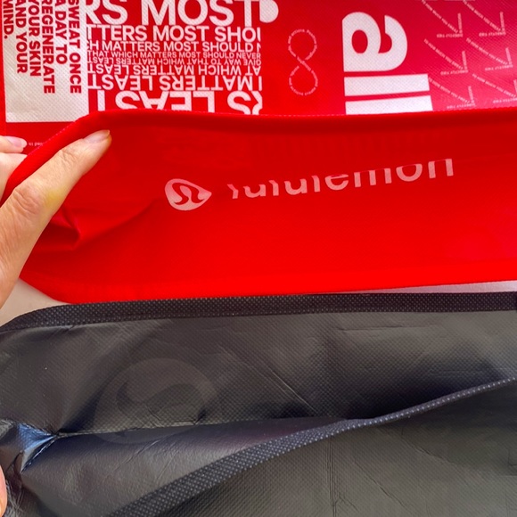 Set of two lululemon small shopping bags - Picture 3 of 6